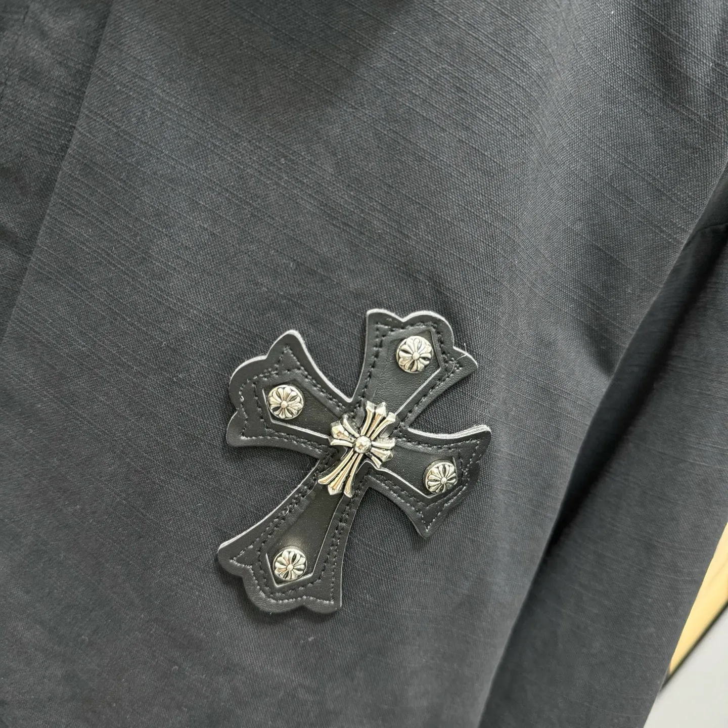 🅿️410 CH Croxin is first launched on the official website. It is rarely available through trade channels and overseas high-quality products are sold in limited quantities. An example of a classic jacket product, the trademark with dark patterns all over the body highlights the brand recognition. This jacket is both warm and lightweight. The latest model is launched in the same style at the counter. The ultra-authentic upper body instantly transforms into an oppa. The simple and fashionable three-dimensional tailoring has unique craftsmanship. The upper body effect is excellent and shows a confident temperament. In addition to daily leisure, it can also be worn for outdoor sports. It is also a good choice for travel. It is relaxed and casual and shows a masculine temperament. Color: Black Size: S/M/L/Xl/XXl